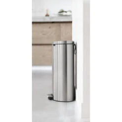 Brabantia FlatBack+ Pedaalemmer 30 Liter Met Kunststof Binnenemmer - Matt Steel Fingerprint Proof -Brabantia 1186776 a6e4f5a7