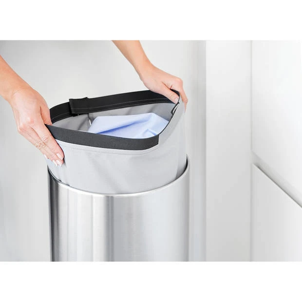 Brabantia Wasbox 35 Liter - Matt Steel / Dark Grey Kunststof Deksel 4 Brabantia Wasbox 35 Liter - Matt Steel / Dark Grey Kunststof Deksel - Afbeelding 2