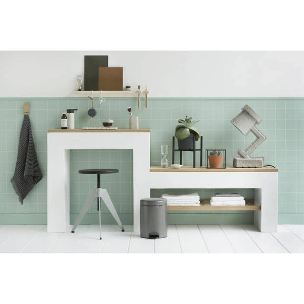 Brabantia NewIcon Pedaalemmer 5 Liter Met Kunststof Binnenemmer - Platinum 7 Brabantia NewIcon Pedaalemmer 5 Liter Met Kunststof Binnenemmer - Platinum - Afbeelding 5