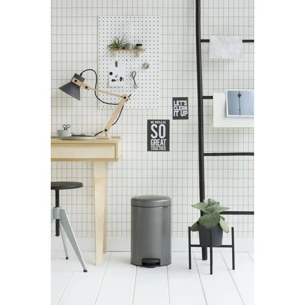 Brabantia NewIcon Pedaalemmer 12 Liter Met Kunststof Binnenemmer - Platinum 7 Brabantia NewIcon Pedaalemmer 12 Liter Met Kunststof Binnenemmer - Platinum - Afbeelding 5