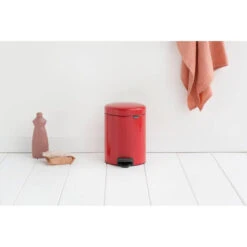 Brabantia NewIcon Pedaalemmer 5 Liter Met Kunststof Binnenemmer - Passion Red 11 Brabantia NewIcon Pedaalemmer 5 Liter Met Kunststof Binnenemmer - Passion Red -Brabantia 1429226 cf567c1f