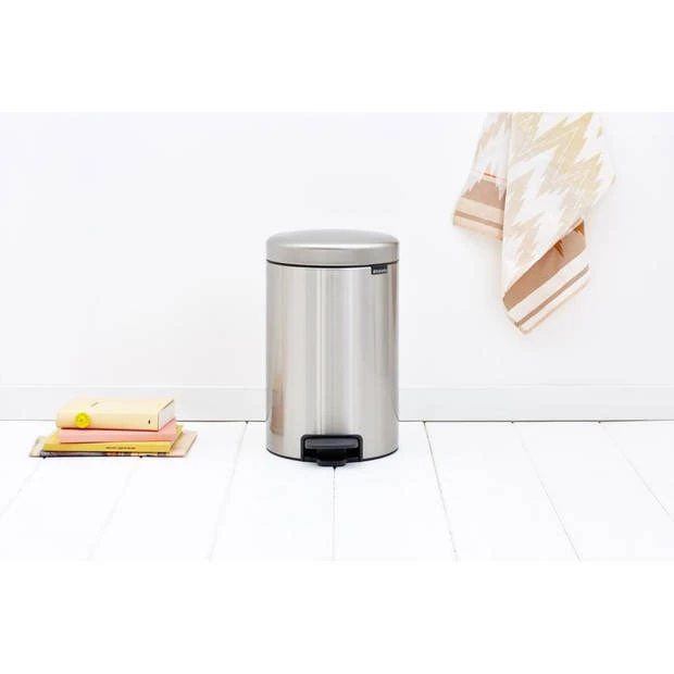Brabantia NewIcon Pedaalemmer 12 Liter Met Kunststof Binnenemmer - Matt Steel Fingerprint Proof 10 Brabantia NewIcon Pedaalemmer 12 Liter Met Kunststof Binnenemmer - Matt Steel Fingerprint Proof - Afbeelding 8