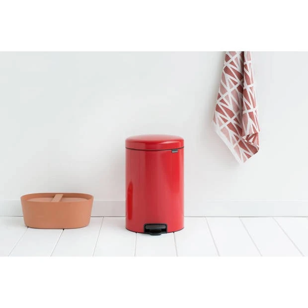 Brabantia NewIcon Pedaalemmer 20 Liter Met Kunststof Binnenemmer - Passion Red 6 Brabantia NewIcon Pedaalemmer 20 Liter Met Kunststof Binnenemmer - Passion Red - Afbeelding 4