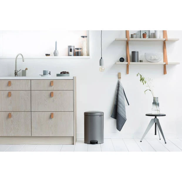 Brabantia NewIcon Pedaalemmer 20 Liter Met Kunststof Binnenemmer - Platinum 7 Brabantia NewIcon Pedaalemmer 20 Liter Met Kunststof Binnenemmer - Platinum - Afbeelding 5
