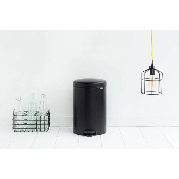 Brabantia NewIcon Pedaalemmer 20 Liter Met Kunststof Binnenemmer - Matt Black 6 Brabantia NewIcon Pedaalemmer 20 Liter Met Kunststof Binnenemmer - Matt Black - Afbeelding 4
