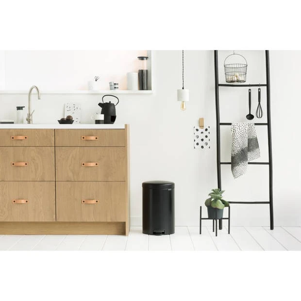 Brabantia NewIcon Pedaalemmer 20 Liter Met Kunststof Binnenemmer - Matt Black 7 Brabantia NewIcon Pedaalemmer 20 Liter Met Kunststof Binnenemmer - Matt Black - Afbeelding 5