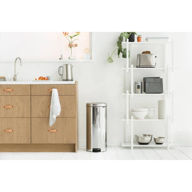 Brabantia NewIcon Pedaalemmer 30 Liter Met Kunststof Binnenemmer - Brilliant Steel 7 Brabantia NewIcon Pedaalemmer 30 Liter Met Kunststof Binnenemmer - Brilliant Steel - Afbeelding 5