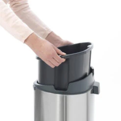 Brabantia Touch Bin Afvalemmer 40 Liter Met Kunststof Binnenemmer - Matt Steel Fingerprint Proof 16 Brabantia Touch Bin Afvalemmer 40 Liter Met Kunststof Binnenemmer - Matt Steel Fingerprint Proof -Brabantia 1433424 9cbaf8a4