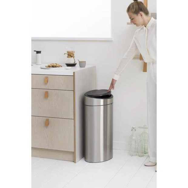 Brabantia Touch Bin Afvalemmer 40 Liter Met Kunststof Binnenemmer - Matt Steel Fingerprint Proof 11 Brabantia Touch Bin Afvalemmer 40 Liter Met Kunststof Binnenemmer - Matt Steel Fingerprint Proof - Afbeelding 9