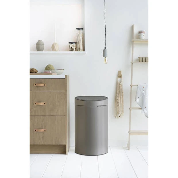Brabantia Touch Bin Afvalemmer 40 Liter Met Kunststof Binnenemmer - Platinum 6 Brabantia Touch Bin Afvalemmer 40 Liter Met Kunststof Binnenemmer - Platinum - Afbeelding 4