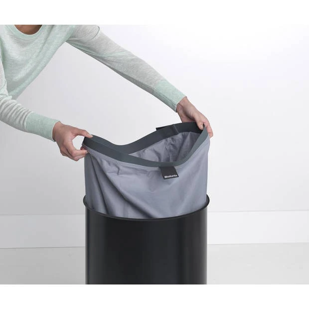 Brabantia Wasbox - Met Kurken Deksel - 60 Liter - Matt Black 6 Brabantia Wasbox - Met Kurken Deksel - 60 Liter - Matt Black - Afbeelding 4