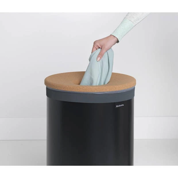 Brabantia Wasbox - Met Kurken Deksel - 60 Liter - Matt Black 5 Brabantia Wasbox - Met Kurken Deksel - 60 Liter - Matt Black - Afbeelding 3
