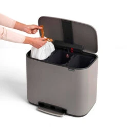 Brabantia Bo Pedaalemmer 3 X 11 Liter Met 3 Kunststof Binnenemmers - Mineral Concrete Grey 18 Brabantia Bo Pedaalemmer 3 X 11 Liter Met 3 Kunststof Binnenemmers - Mineral Concrete Grey -Brabantia 2119667 377bb9e5