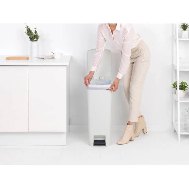 Brabantia StepUp Pedaalemmer 40 Liter - Light Grey 6 Brabantia StepUp Pedaalemmer 40 Liter - Light Grey - Afbeelding 4