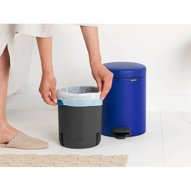 Brabantia NewIcon Pedaalemmer 5 Liter Met Kunststof Binnenemmer - Mineral Powerful Blue 9 Brabantia NewIcon Pedaalemmer 5 Liter Met Kunststof Binnenemmer - Mineral Powerful Blue - Afbeelding 7
