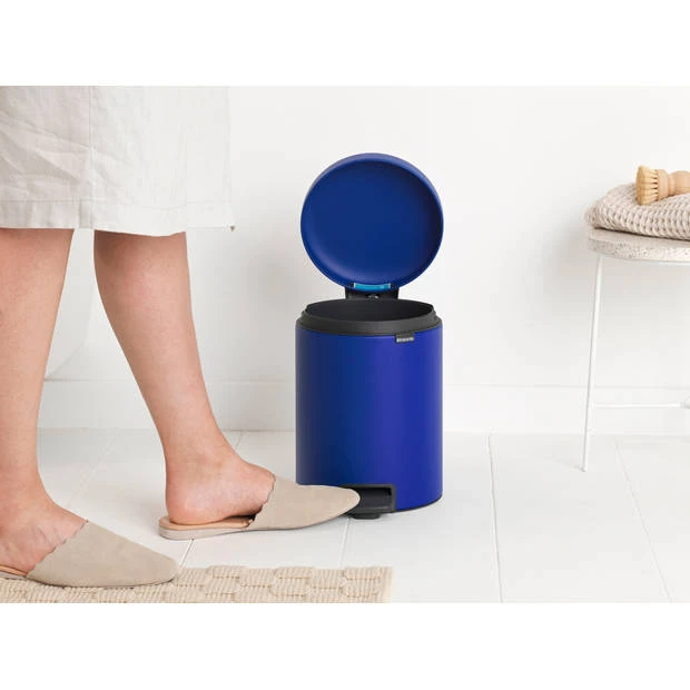 Brabantia NewIcon Pedaalemmer 5 Liter Met Kunststof Binnenemmer - Mineral Powerful Blue 8 Brabantia NewIcon Pedaalemmer 5 Liter Met Kunststof Binnenemmer - Mineral Powerful Blue - Afbeelding 6