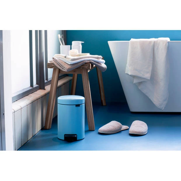 Brabantia NewIcon Pedaalemmer 3 Liter Met Kunststof Binnenemmer - Dreamy Blue 8 Brabantia NewIcon Pedaalemmer 3 Liter Met Kunststof Binnenemmer - Dreamy Blue - Afbeelding 6