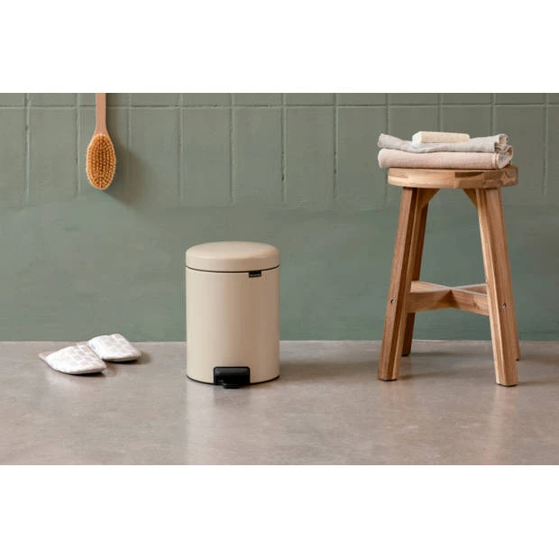 Brabantia NewIcon Pedaalemmer 3 Liter Met Kunststof Binnenemmer - Soft Beige 8 Brabantia NewIcon Pedaalemmer 3 Liter Met Kunststof Binnenemmer - Soft Beige - Afbeelding 6