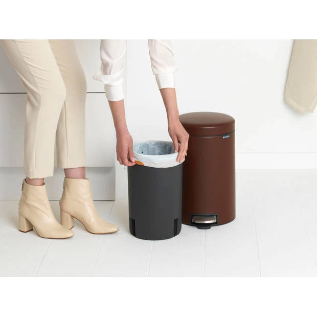 Brabantia NewIcon Pedaalemmer 12 Liter Met Kunststof Binnenemmer - Mineral Cosy Brown 7 Brabantia NewIcon Pedaalemmer 12 Liter Met Kunststof Binnenemmer - Mineral Cosy Brown - Afbeelding 5