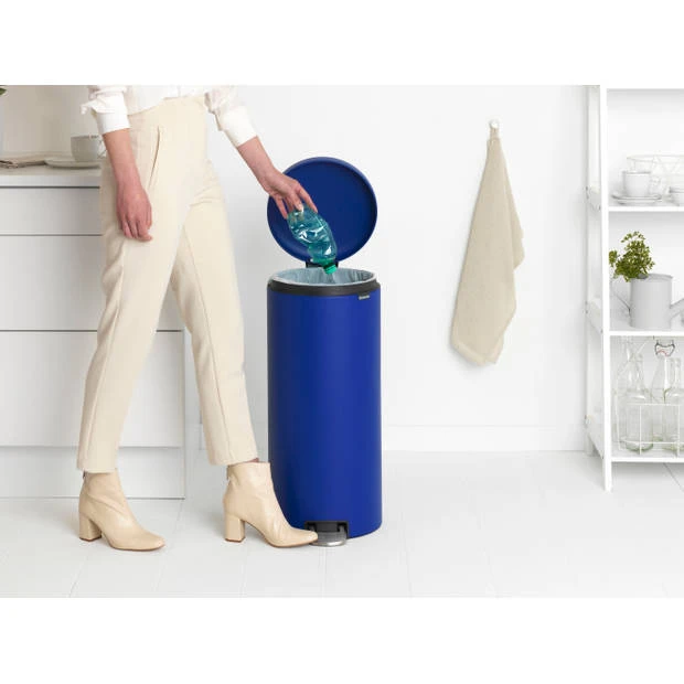 Brabantia NewIcon Pedaalemmer 30 Liter Met Kunststof Binnenemmer - Mineral Powerful Blue 10 Brabantia NewIcon Pedaalemmer 30 Liter Met Kunststof Binnenemmer - Mineral Powerful Blue - Afbeelding 8