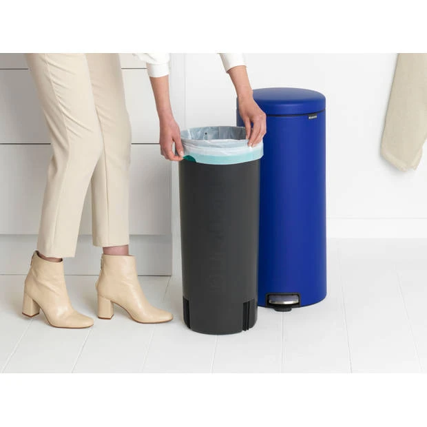 Brabantia NewIcon Pedaalemmer 30 Liter Met Kunststof Binnenemmer - Mineral Powerful Blue 7 Brabantia NewIcon Pedaalemmer 30 Liter Met Kunststof Binnenemmer - Mineral Powerful Blue - Afbeelding 5