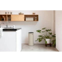 Brabantia Touch Bin Afvalemmer 30 Liter Met Kunststof Binnenemmer - Soft Beige 11 Brabantia Touch Bin Afvalemmer 30 Liter Met Kunststof Binnenemmer - Soft Beige -Brabantia 3729927 6cdf27a5
