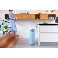 Brabantia Touch Bin Afvalemmer 30 Liter Met Kunststof Binnenemmer - Dreamy Blue -Brabantia 3729928 1d34d8d2