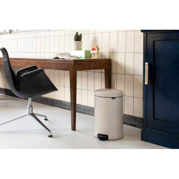 Brabantia NewIcon Pedaalemmer 20 Liter Met Kunststof Binnenemmer - Soft Beige 8 Brabantia NewIcon Pedaalemmer 20 Liter Met Kunststof Binnenemmer - Soft Beige - Afbeelding 6